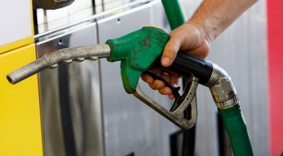 Prețurile la carburanți continuă să scadă