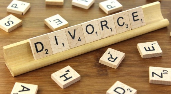 Doi soți din Marea Britanie s-au trezit divorțați din greșeală, pentru că un avocat le-a încurcat dosarul