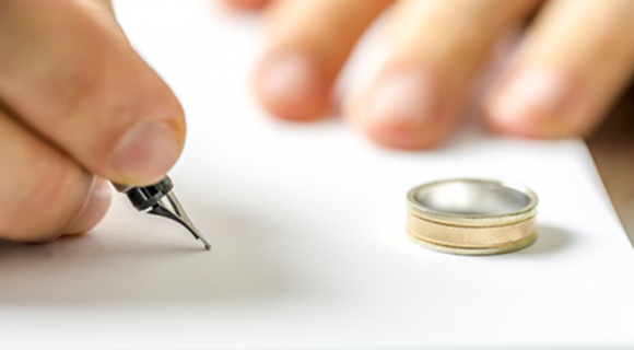 Desfacerea căsătoriei, prin acordul soţilor, ar putea fi făcută la notar. Deputații examinează modificarea legislației