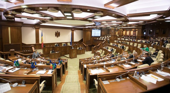 Parlamentul și-a menținut votul pentru ”mica reformă a justiție”