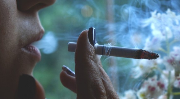 Fumătorii trebuie să achite compensații vecinilor afectați de fumul și mirosul de țigară. Decizia Curții Supreme din Rusia