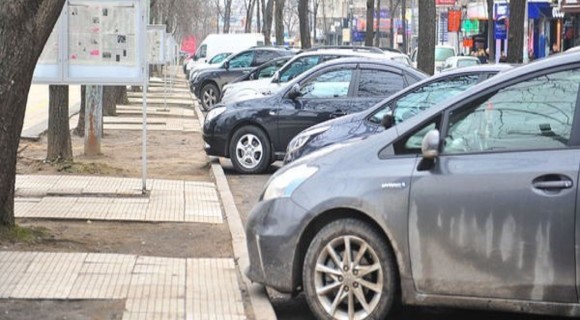 Când intră în vigoare noile prevederi privind distanța lăsată  pietonilor la parcarea mașinilor pe trotuare
