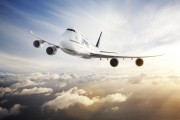CJUE: lipsa personalului aeroportuar pentru încărcarea bagajelor care a cauzat o întârziere prelungită a zborului poate constitui o ”împrejurare excepțională”