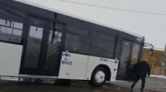 Un pasager, ”uitat” în Ucraina de autocarul cu care se deplasa la Moscova, a cerut în instanță prejudicii morale și materiale. Ce au decis magistrații
