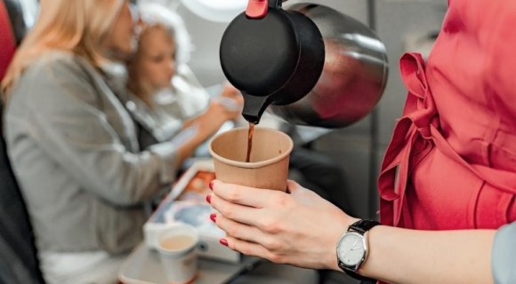 Pasagerii pot cere daune de la compania aerienă dacă li s-a oferit cafeaua fiebinte