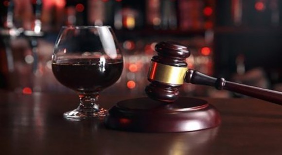 Un judecător din Odesa s-a autorecuzat după ce ar fi fost mituit cu bomboane și alcool