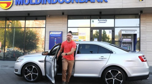 Un tânăr din capitală și-a cumpărat automobilul dorit cu un credit de la Moldindconbank