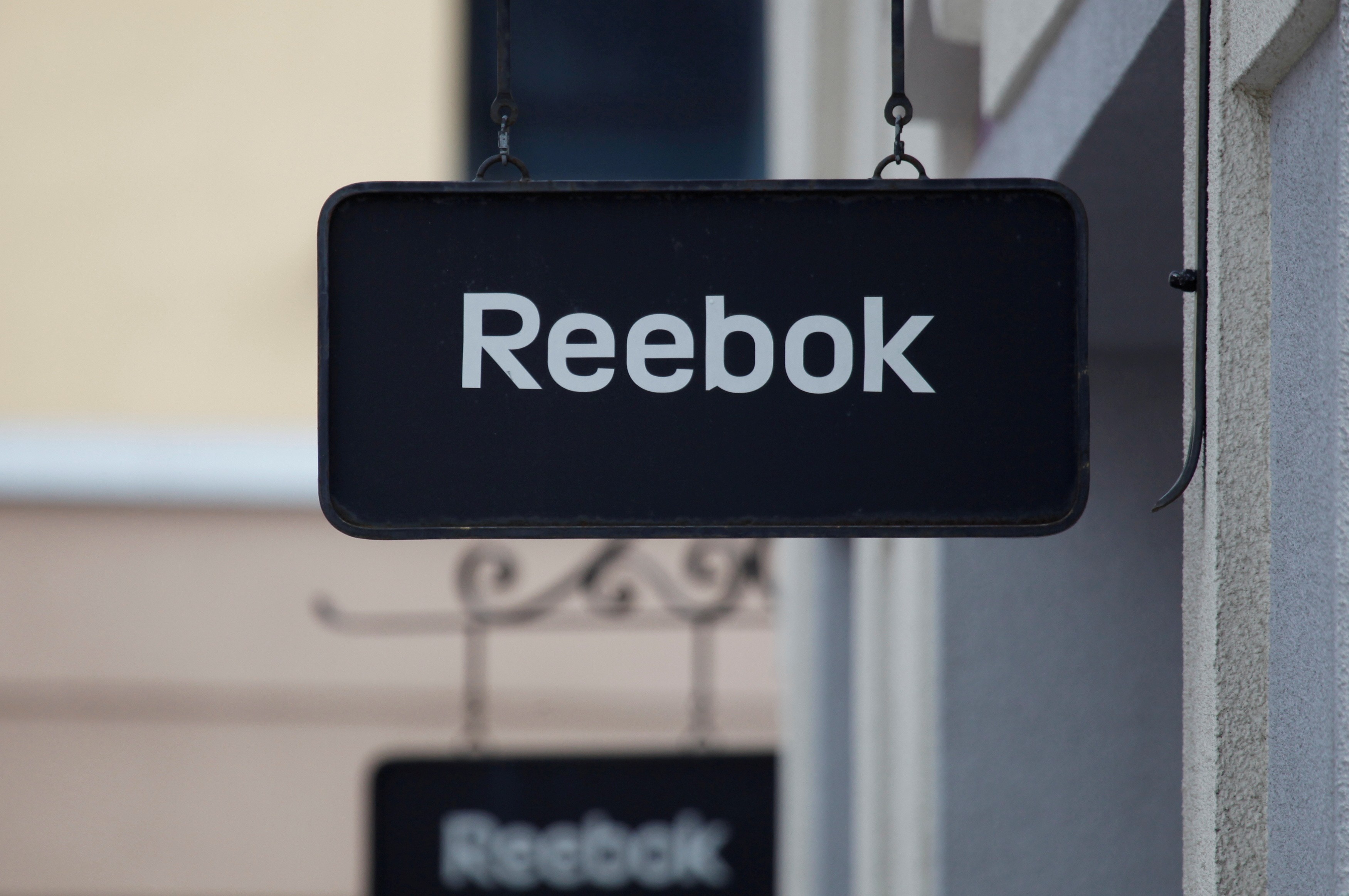 Adidas va vinde Reebok pentru 2,1 miliarde euro