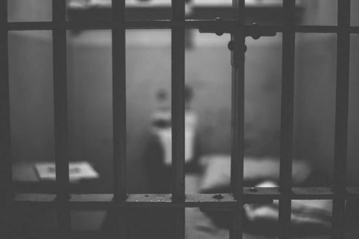 Curtea Constituțională, sesizată să se expună cu privire la aplicabilitatea mecanismului compensator în cazul condamnaților la detenție pe viață