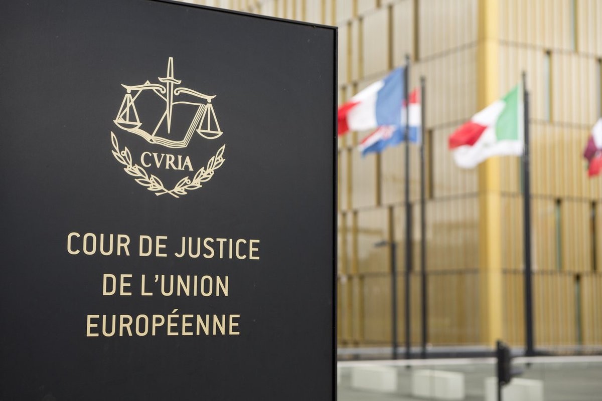Judecătorii care nu aplică jurisprudenţa Curţii Constituţionale, dacă aceasta contravine dreptului UE, nu pot fi traşi la răspundere disciplinară
