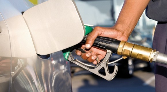 Carburanții se scumpesc din nou. Ce explicații are ANRE