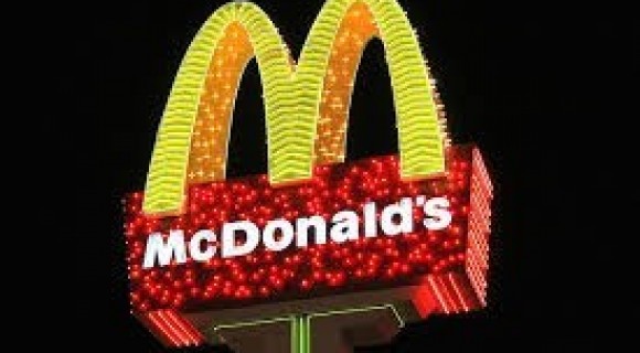 McDonald's trebuie să despăgubească cu 800.000 de dolari o fată de 8 ani care s-a ars pe picior cu un McNugget ”periculos de fierbinte”
