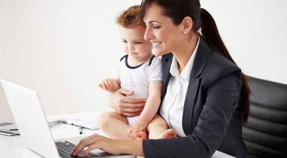 Modificări la Codul muncii: Concediul pentru îngrijirea copilului ar putea fi redus cu doi ani