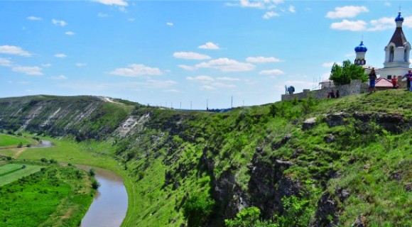 Crește numărul turiștilor străini care vizitează Moldova, dar și a moldovenilor care pleacă în străinătate