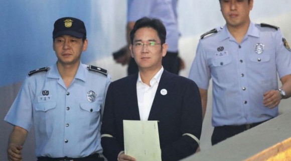 Lovitură pentru Samsung. Moştenitorul companiei, Lee Jae-Yong, a fost condamnat la 5 ani de închisoare