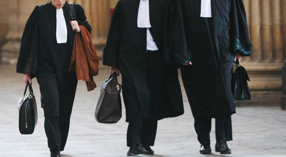 Justificări haioase ale avocaților în privința lipsei robei în procesele de judecată