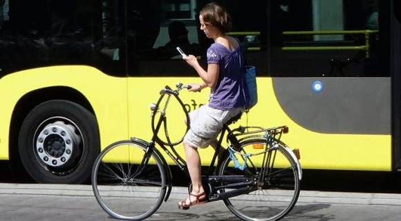 Bicicliștii și pietonii cu cărucioare manuale ar putea fi obligați să renunțe la telefon în timpul deplasării. Ce sancțiuni se propun