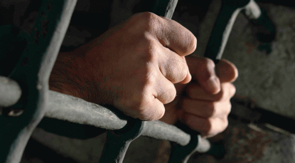 Înăsprirea pedepsei pentru transmiterea obiectelor interzise deținuților. Cum se modifică Codul penal