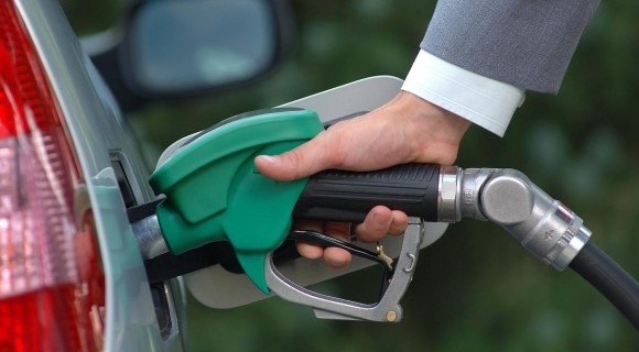 Prețurile plafon la carburanți, stabilite o dată la trei luni. Ce propun deputații