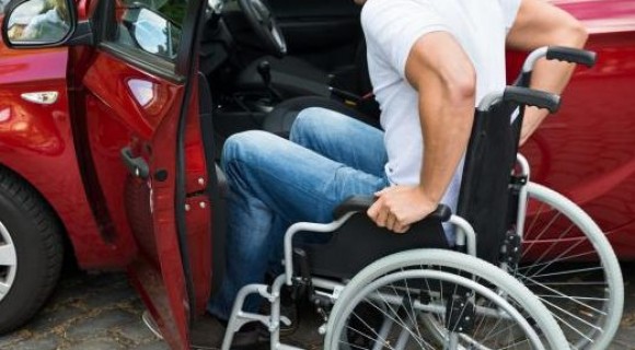 Companiile de taxi vor fi obligate să aibă în dotare automobile adaptate pentru transportarea persoanelor cu dizabilităţi locomotorii