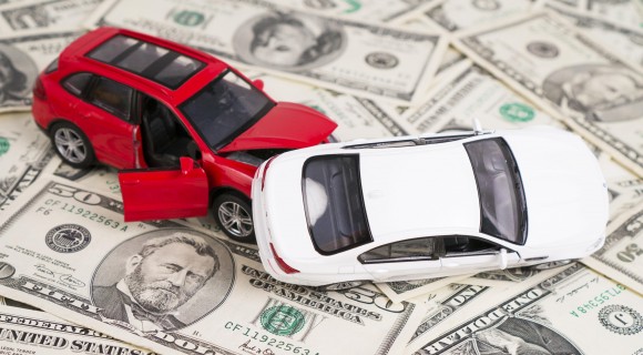 Liberalizarea tarifelor la asigurările auto ar putea fi amânată. Câțiva deputați propun modificarea legii