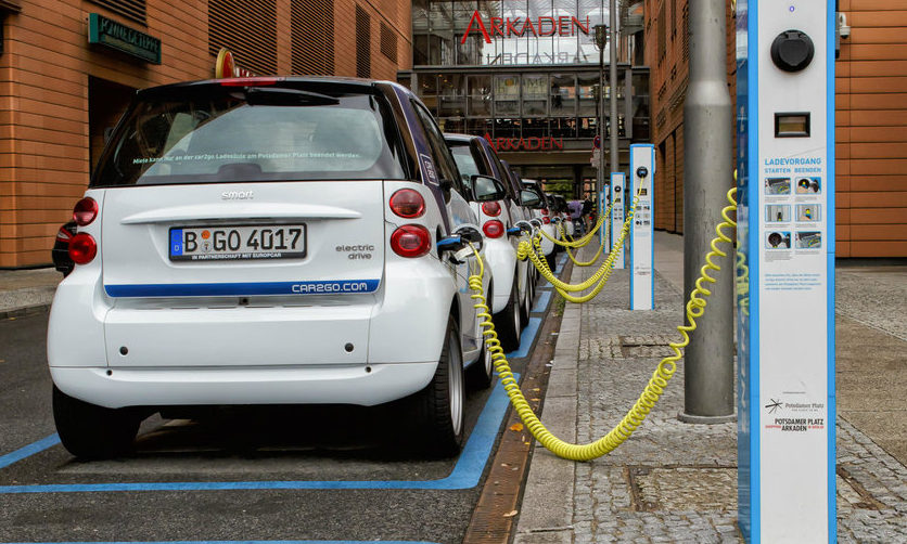 Posesorii de mașini electrice și hybrid ar putea fi scutiți de anumite taxe. Ce propune un deputat